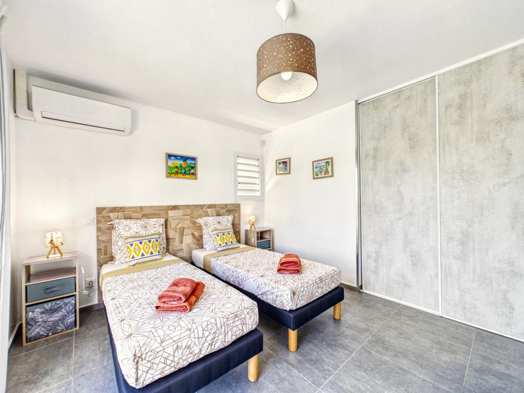 35.Location villa piscine Saint François Guadeloupe_Chambre 1 (3)